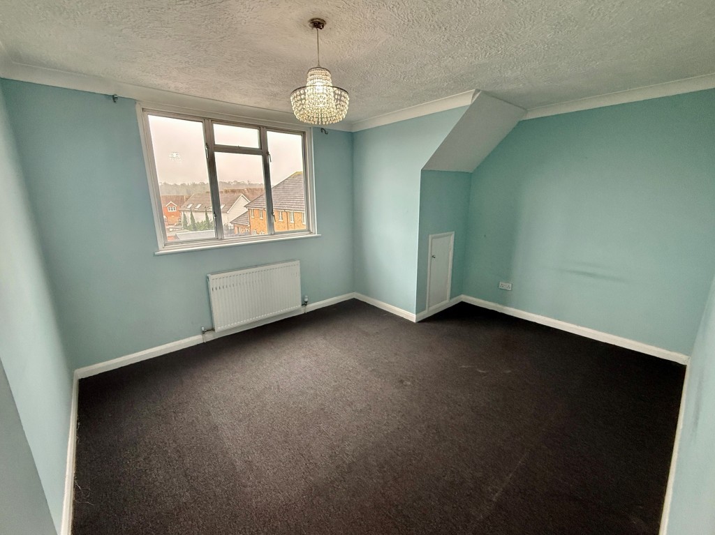 Lot: 14 - MIXED USE INVESTMENT WITH VACANT PARTS - Top floor living room